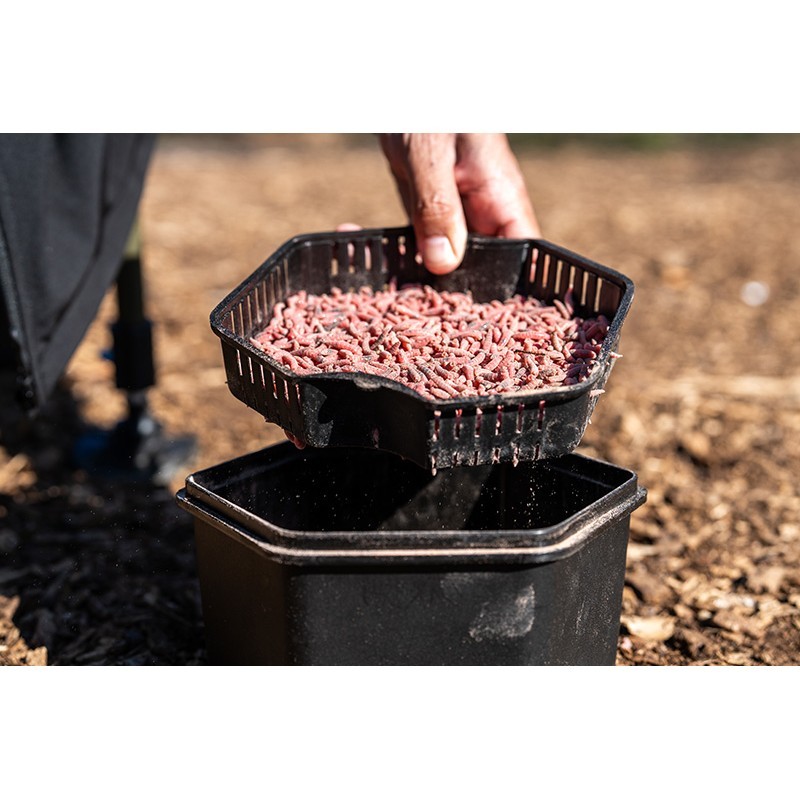 BOITE A ESCHES SECURE LOCK BAIT BOX AND SIEVE ZEBCO