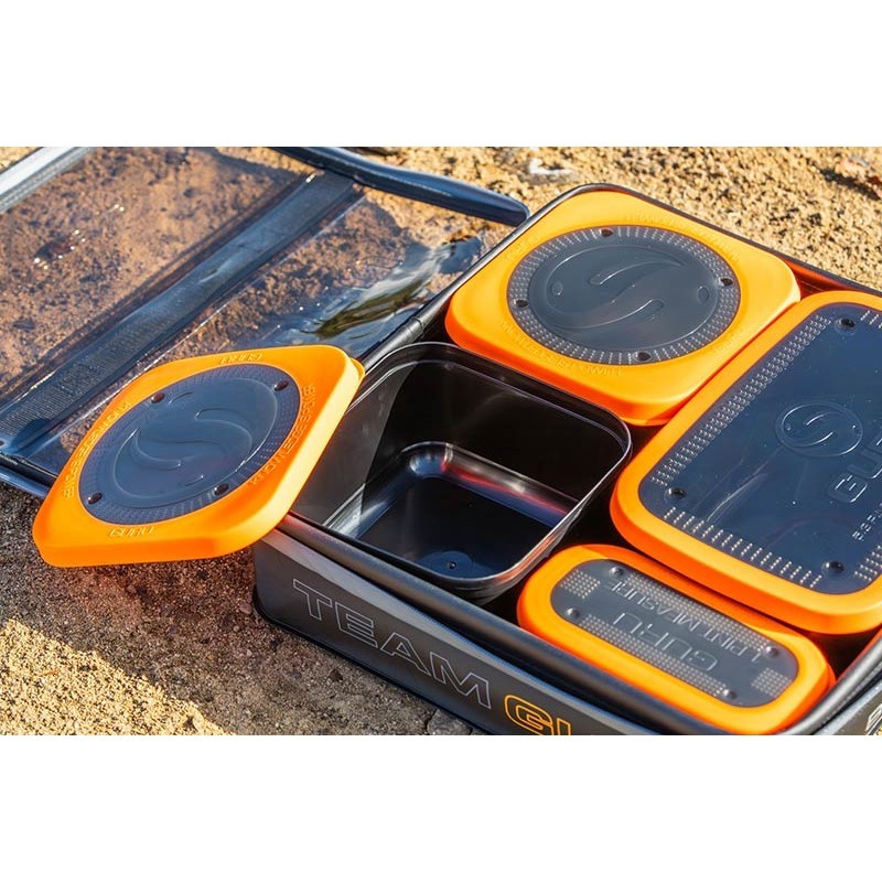 TROUSSE A APPÂTS AVEC BOITES  TEAM GURU BAIT SYSTEM GURU